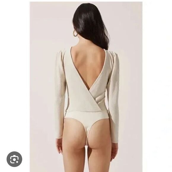 ASTR Low V Open Back Long Puff Sleeve Cream Bodysuit Size M - Picture 3 of 10